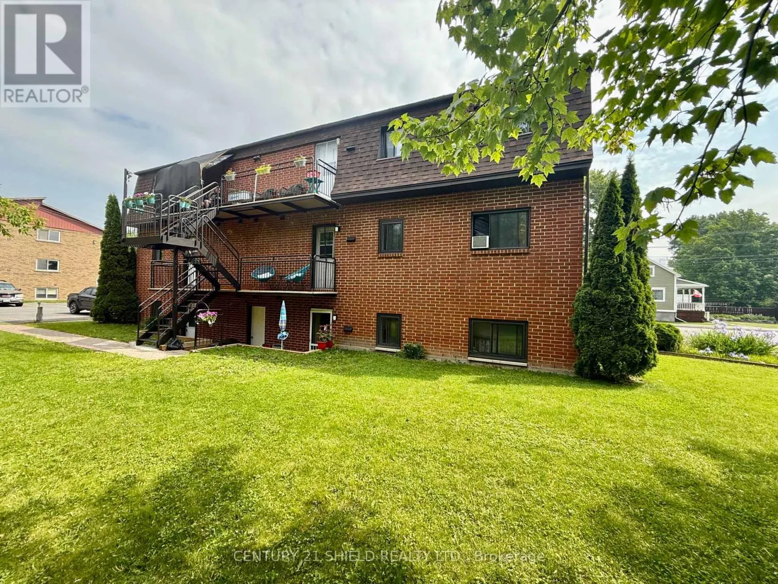 124 MILITARY ROAD N