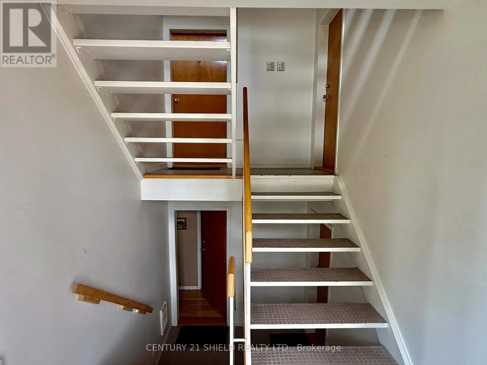 124 MILITARY ROAD N