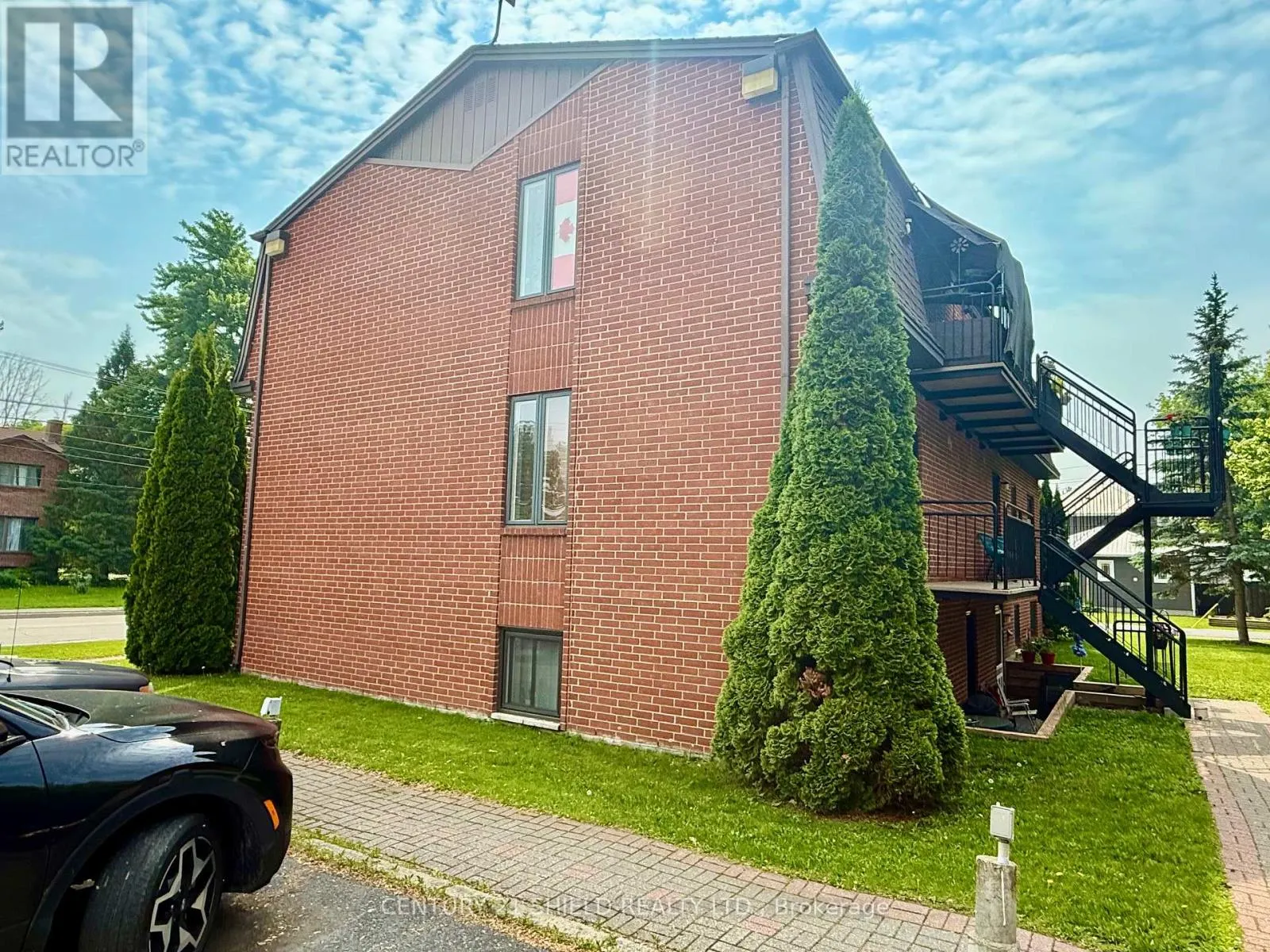 124 MILITARY ROAD N