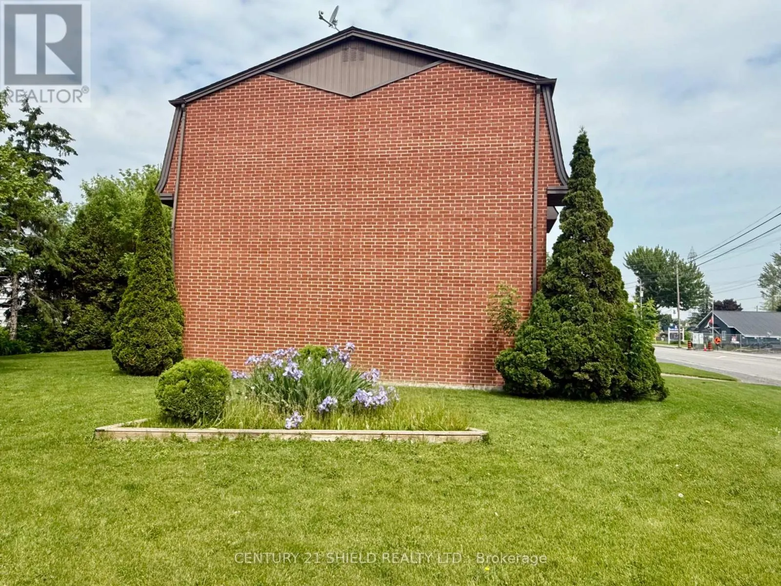 124 MILITARY ROAD N