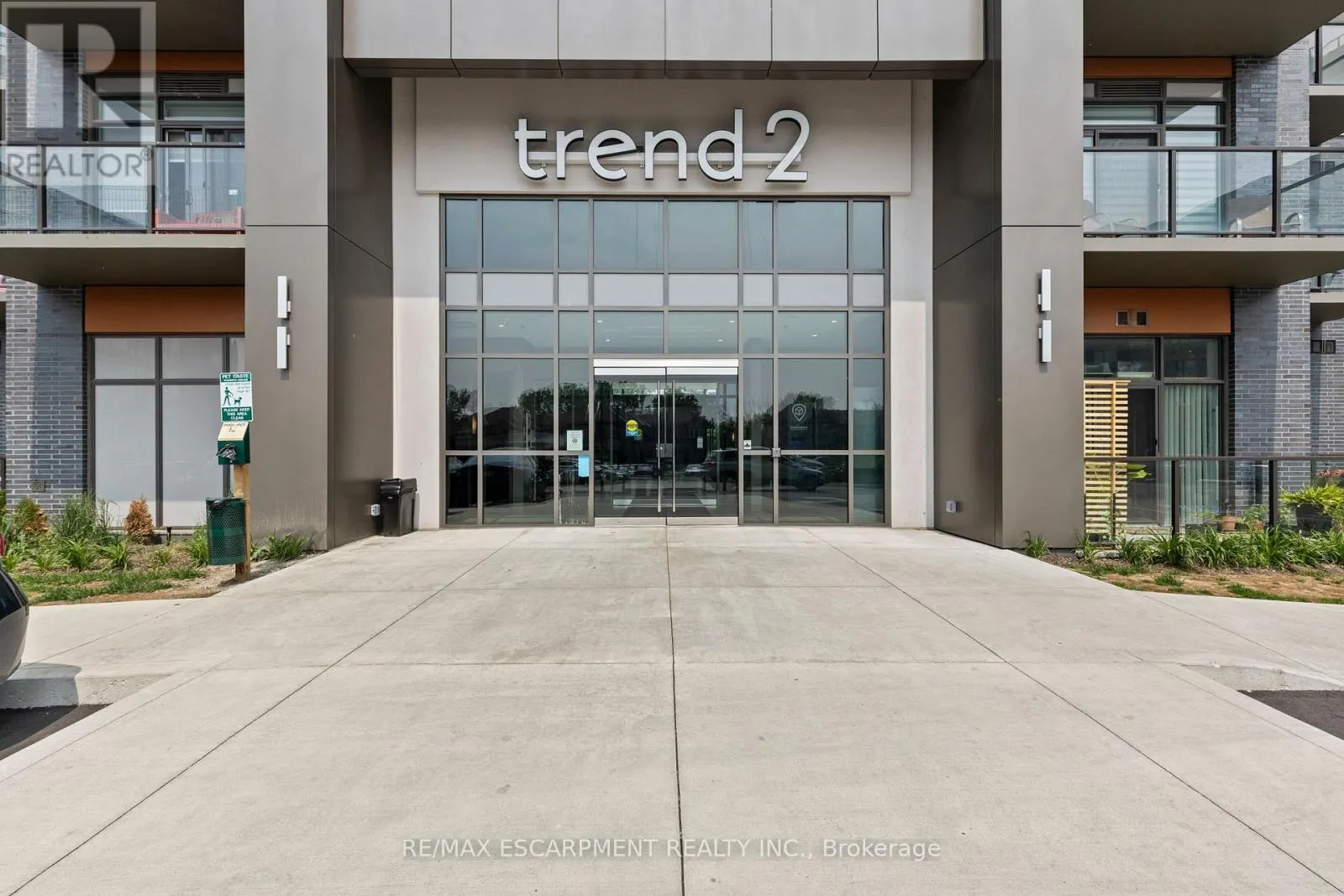 433 - 460 DUNDAS STREET E