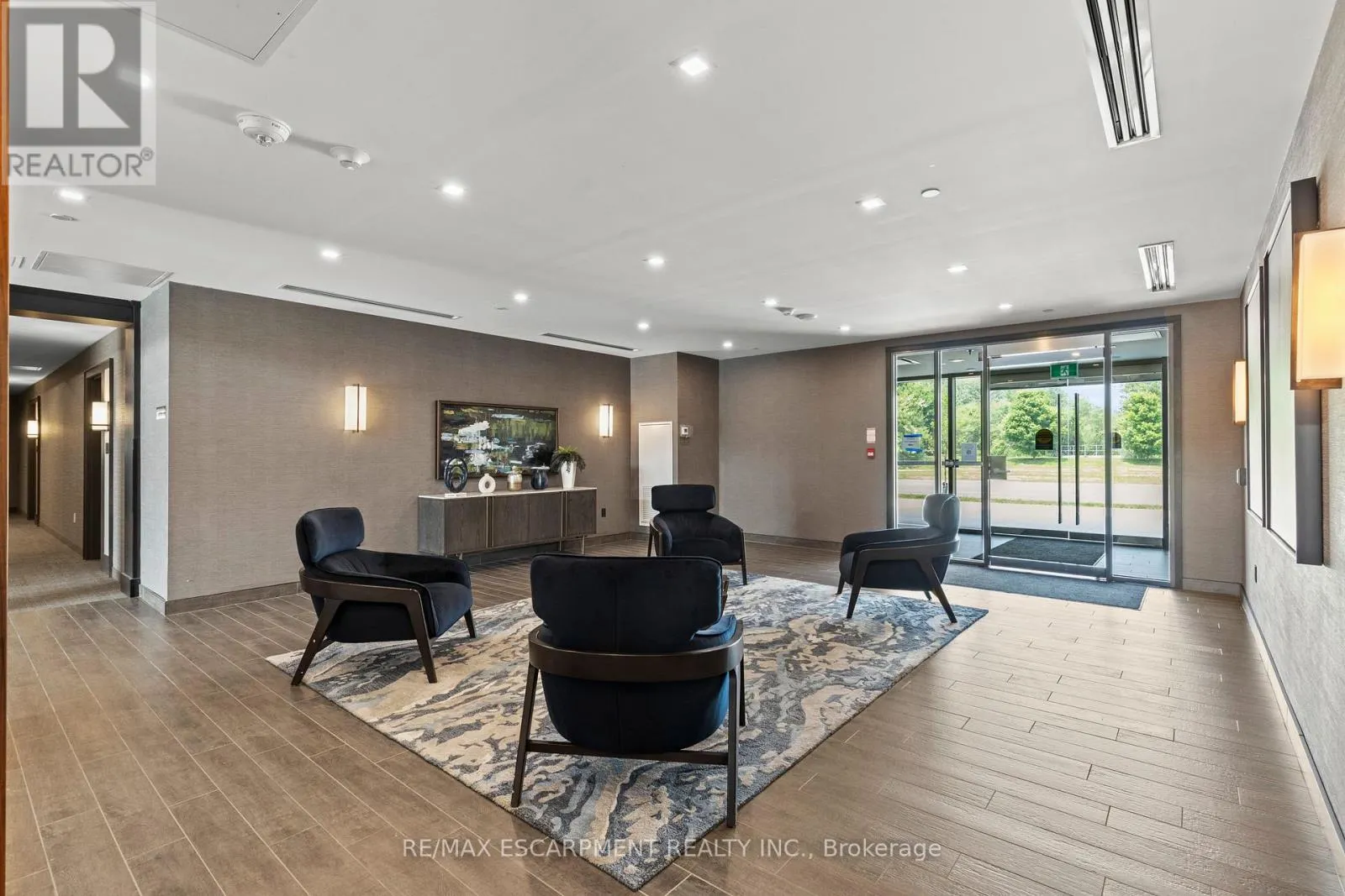 433 - 460 DUNDAS STREET E