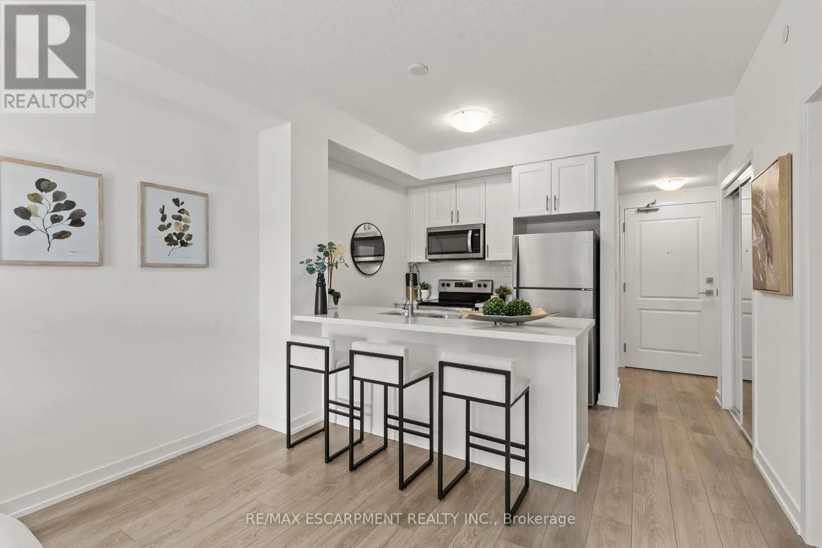 433 - 460 DUNDAS STREET E