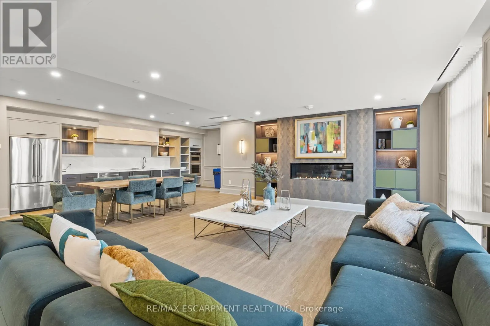 433 - 460 DUNDAS STREET E