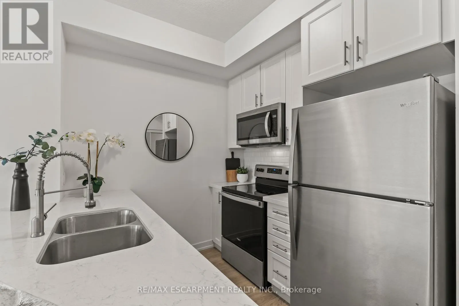 433 - 460 DUNDAS STREET E
