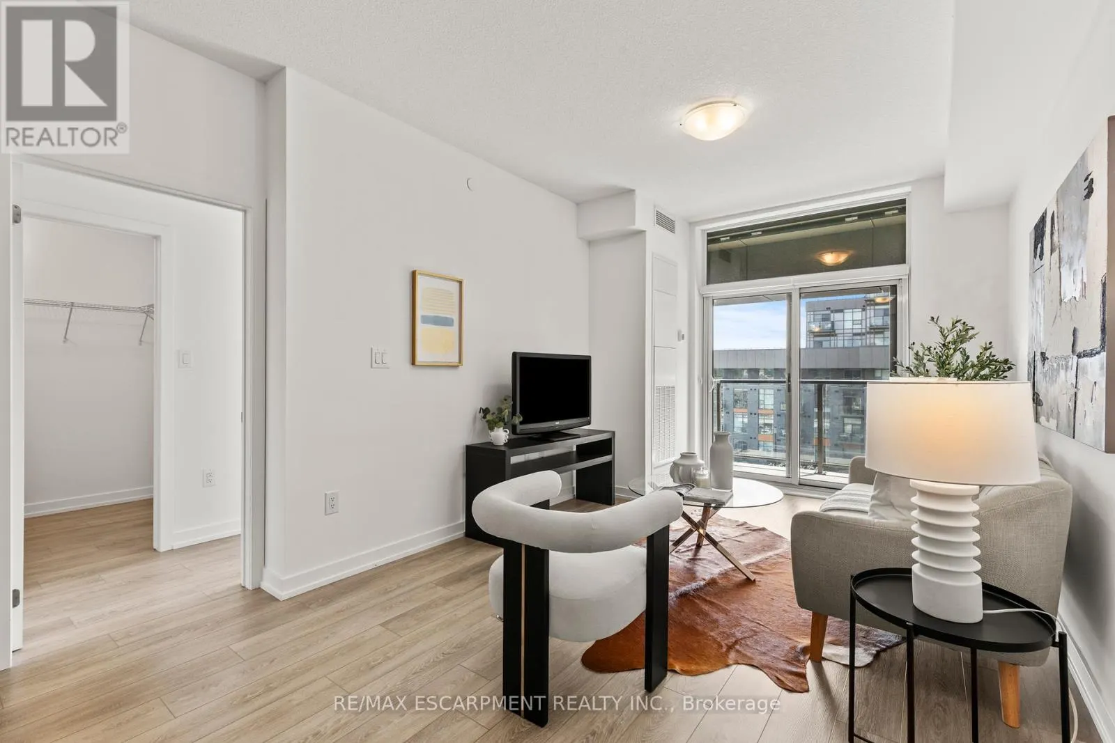 433 - 460 DUNDAS STREET E