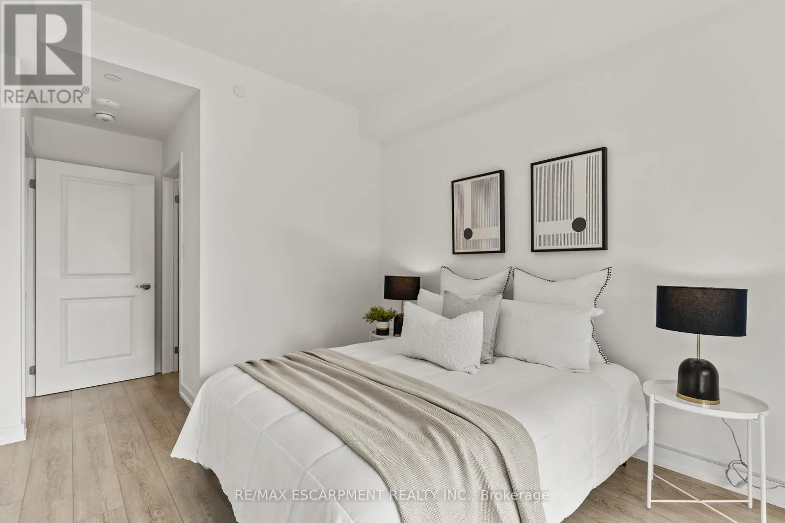 433 - 460 DUNDAS STREET E