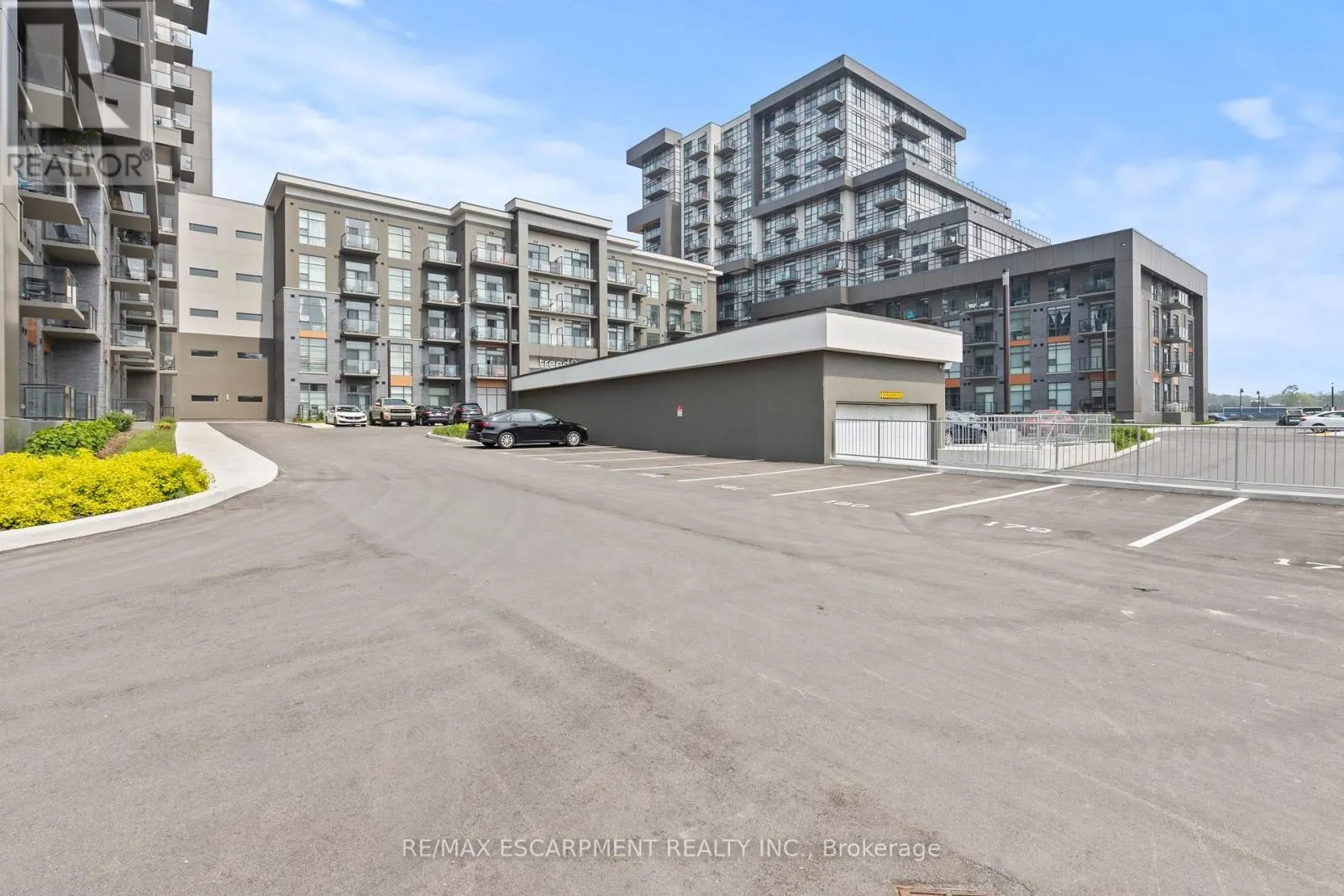 433 - 460 DUNDAS STREET E