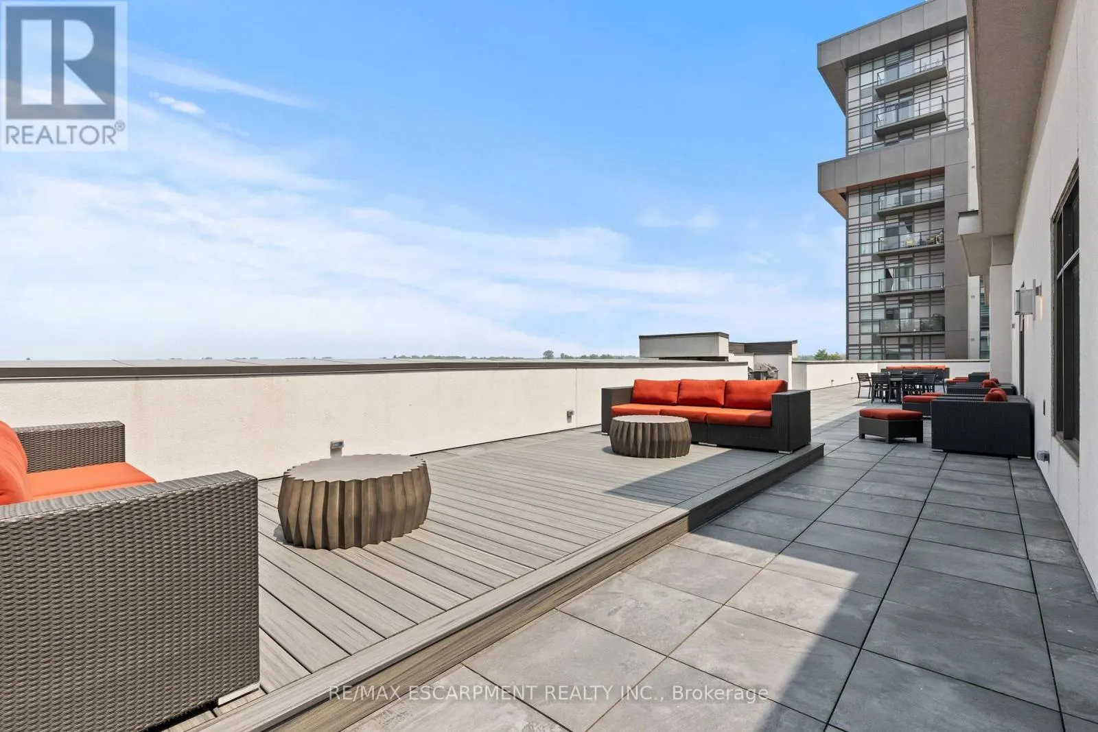 433 - 460 DUNDAS STREET E
