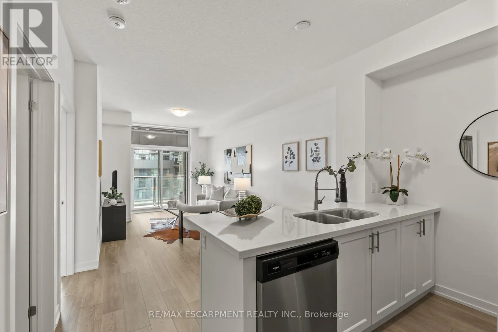 433 - 460 DUNDAS STREET E