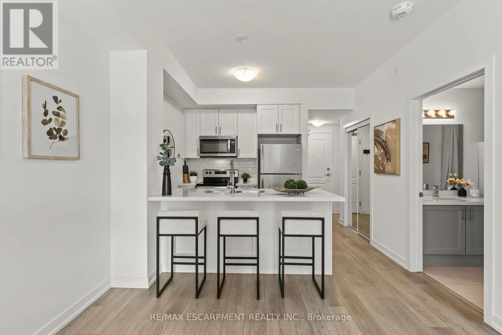 433 - 460 DUNDAS STREET E