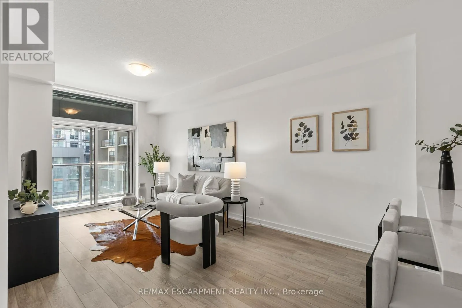 433 - 460 DUNDAS STREET E