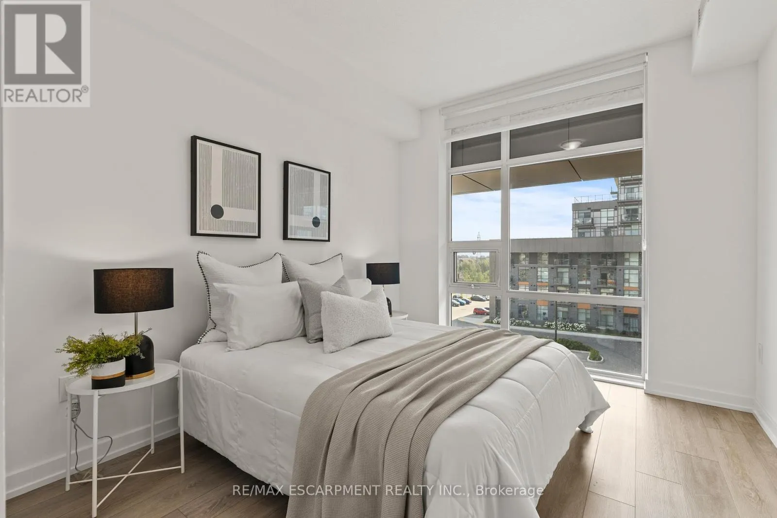 433 - 460 DUNDAS STREET E