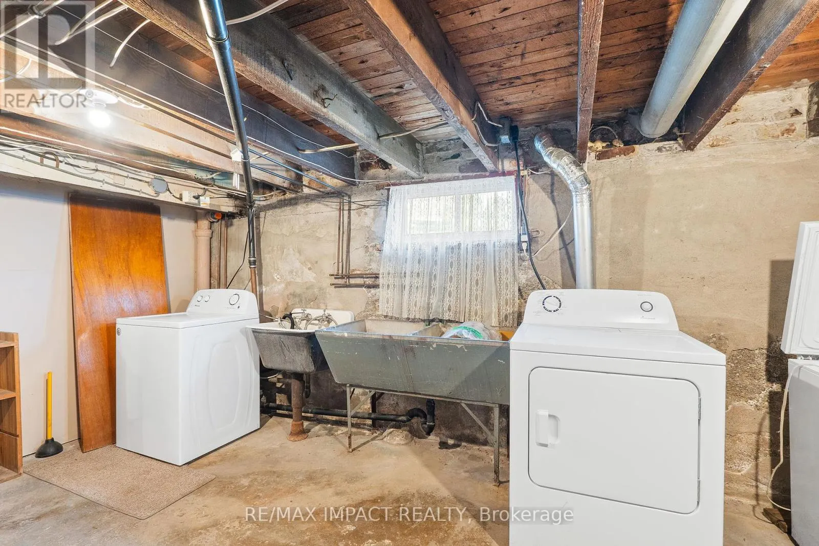 18 SPENCER STREET W