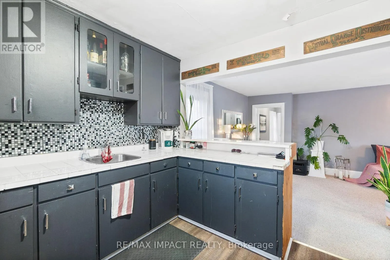18 SPENCER STREET W
