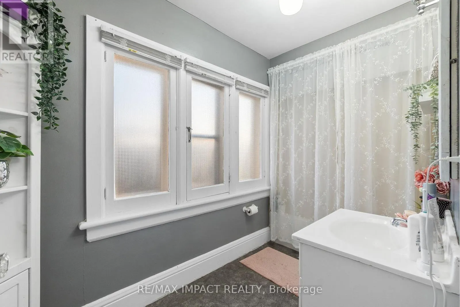18 SPENCER STREET W
