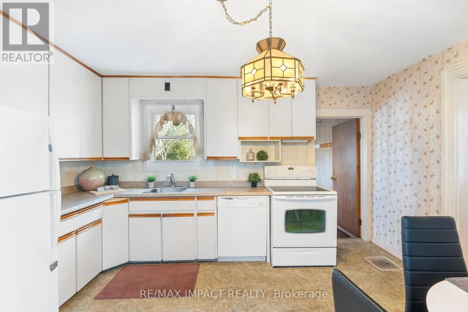 18 SPENCER STREET W