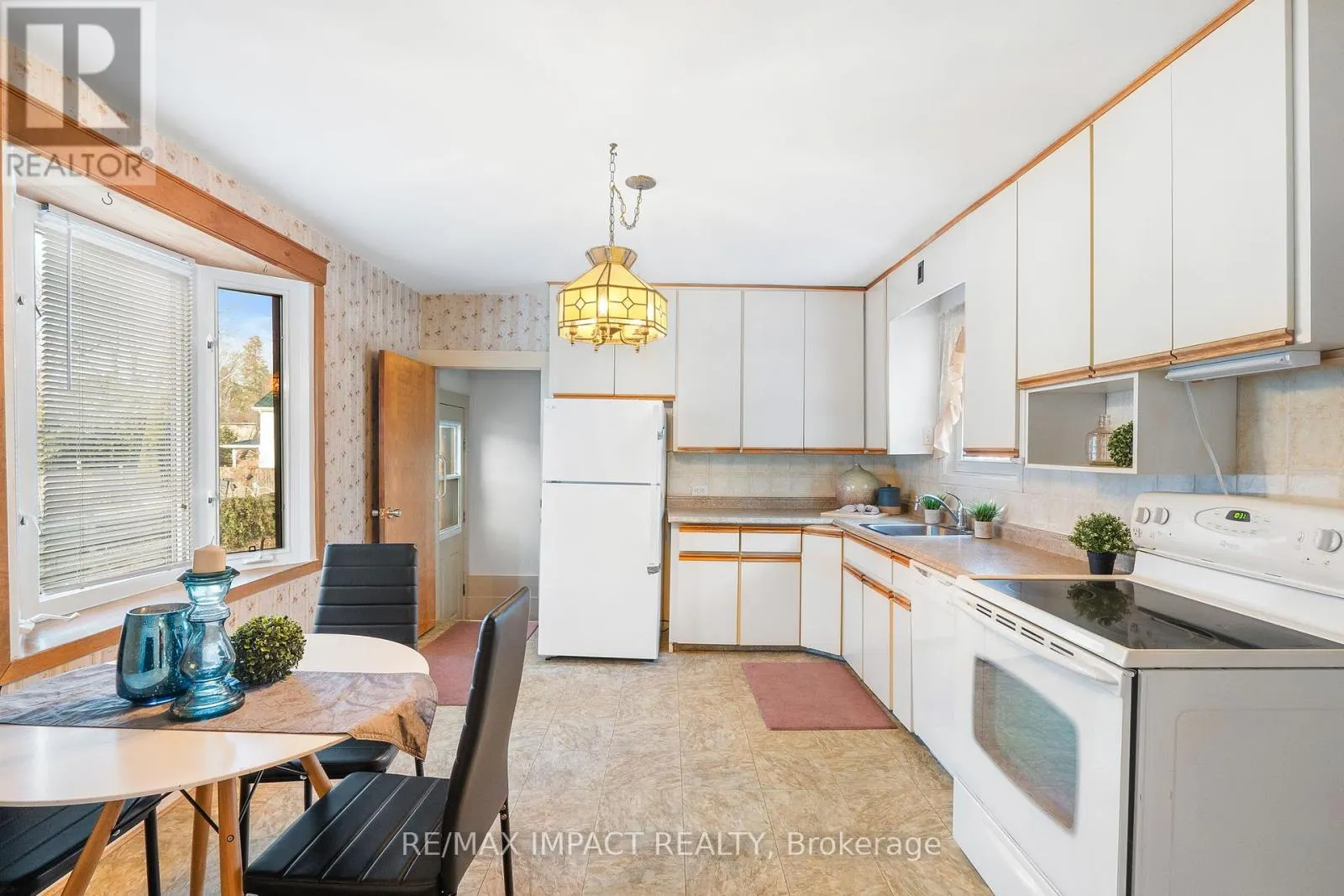 18 SPENCER STREET W