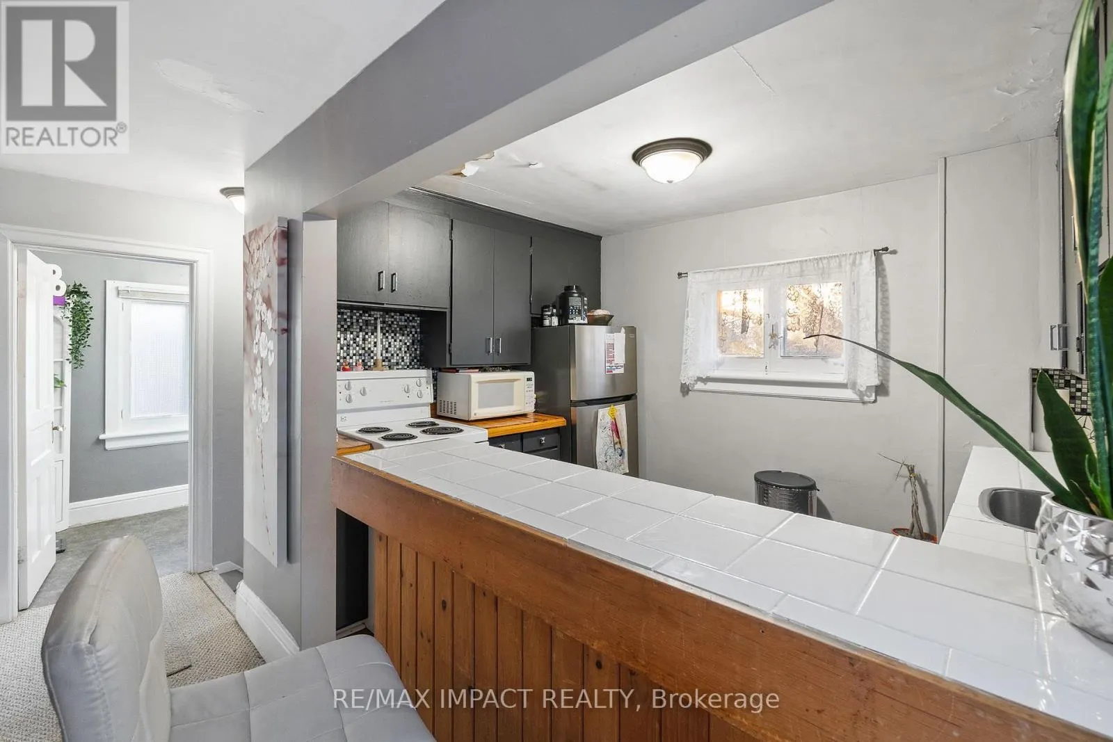 18 SPENCER STREET W