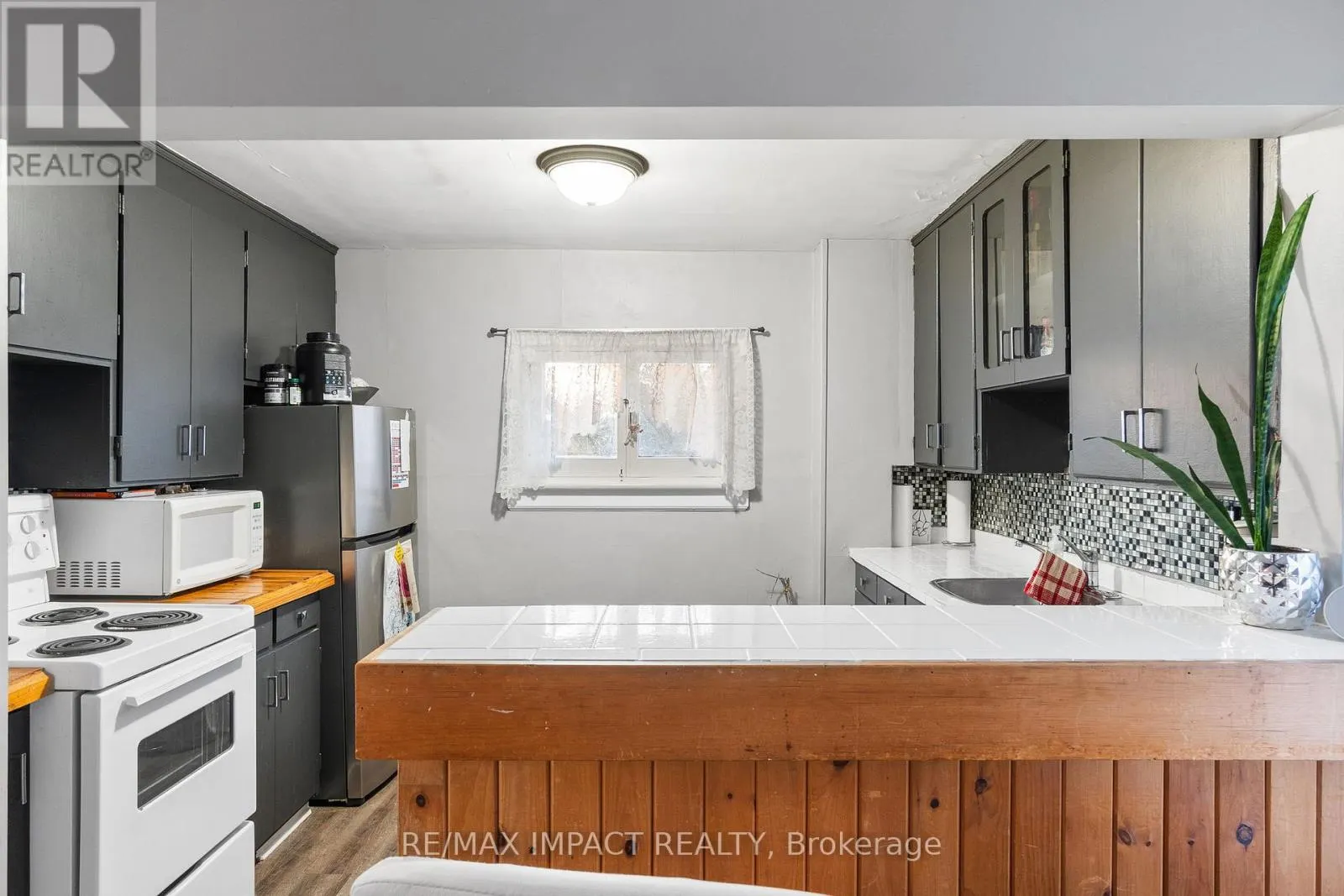 18 SPENCER STREET W