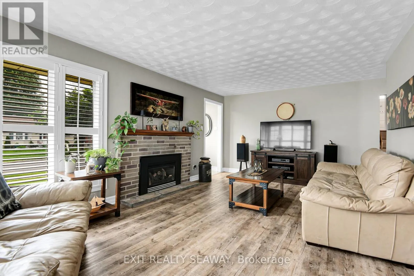 1211 LEONARD AVENUE