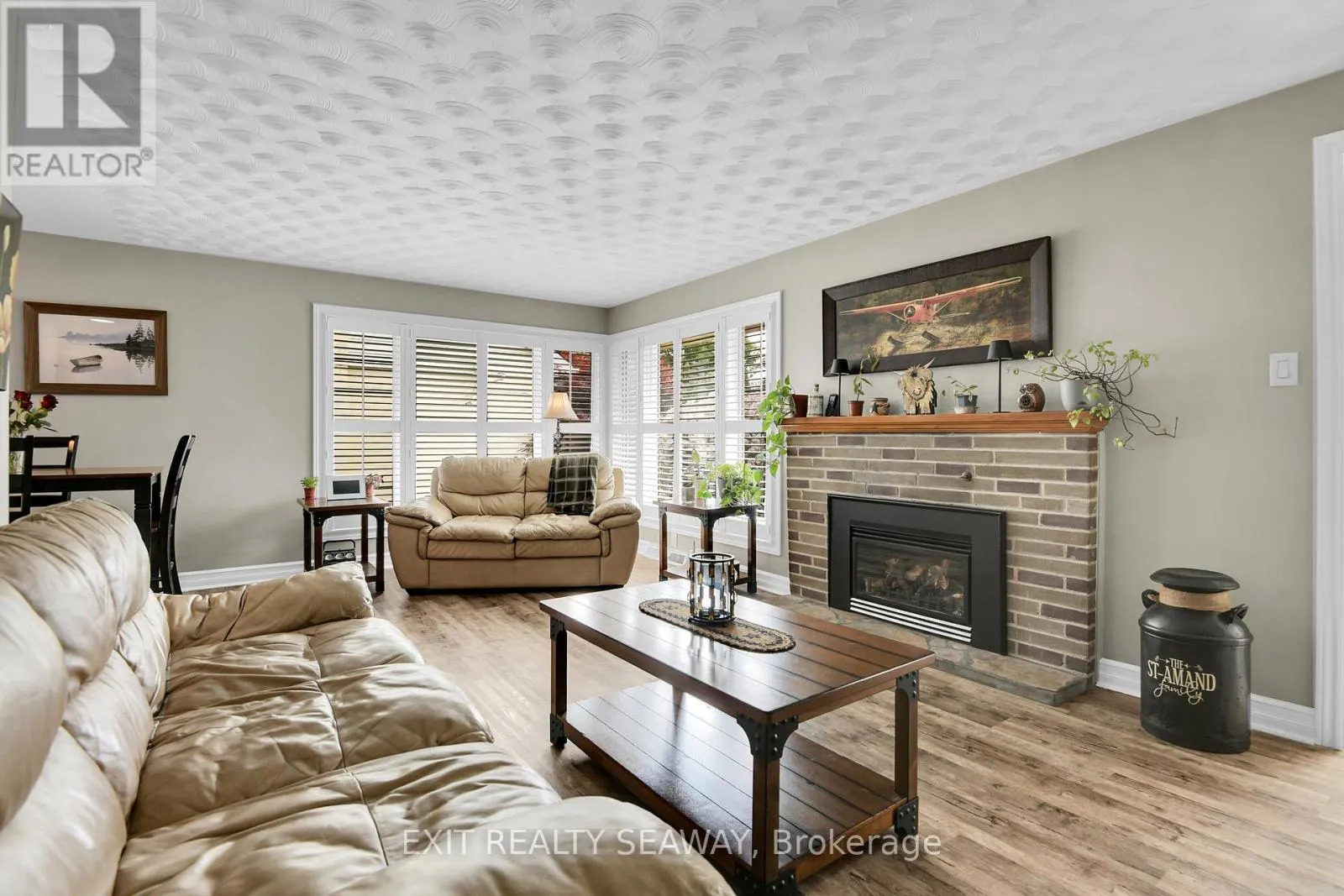 1211 LEONARD AVENUE