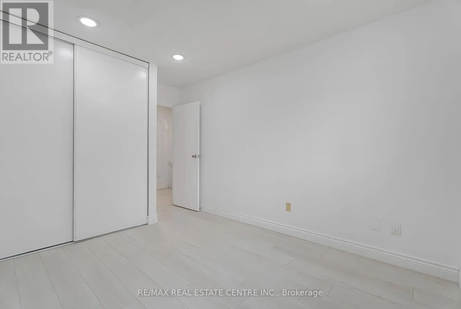 1 - 125 SEKURA CRESCENT