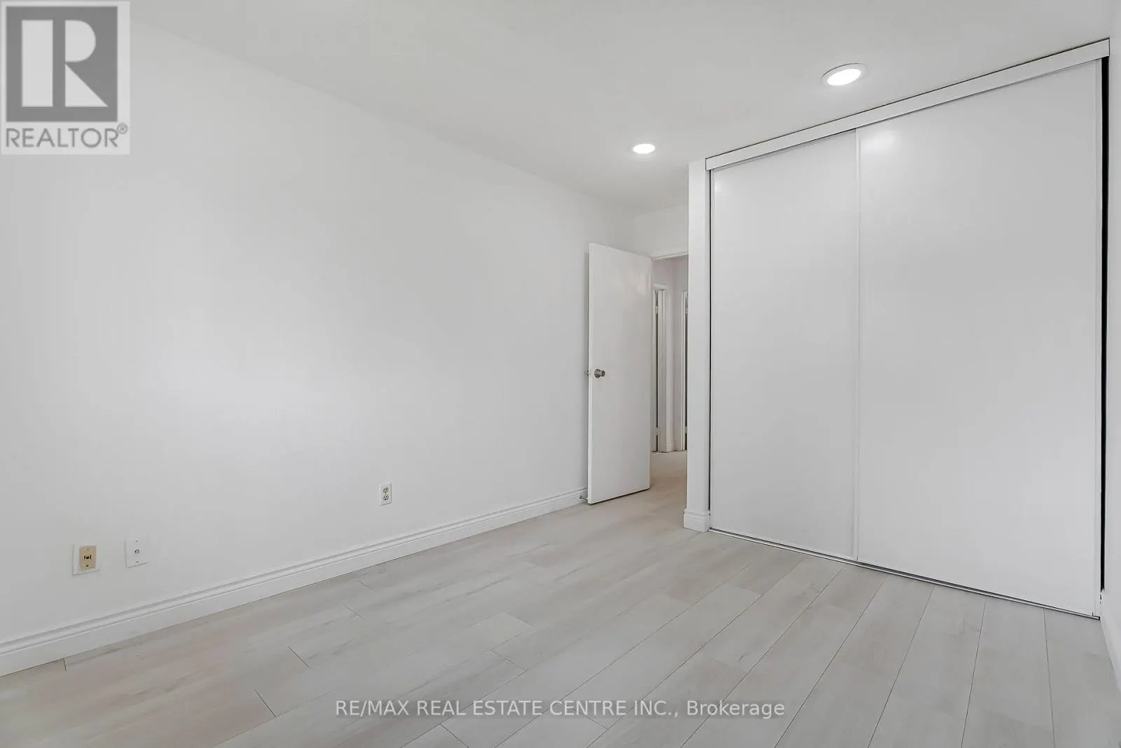 1 - 125 SEKURA CRESCENT