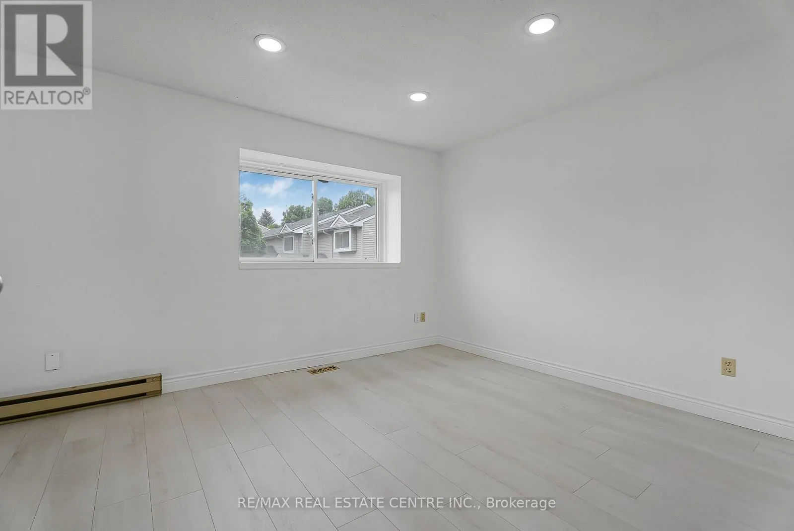 1 - 125 SEKURA CRESCENT
