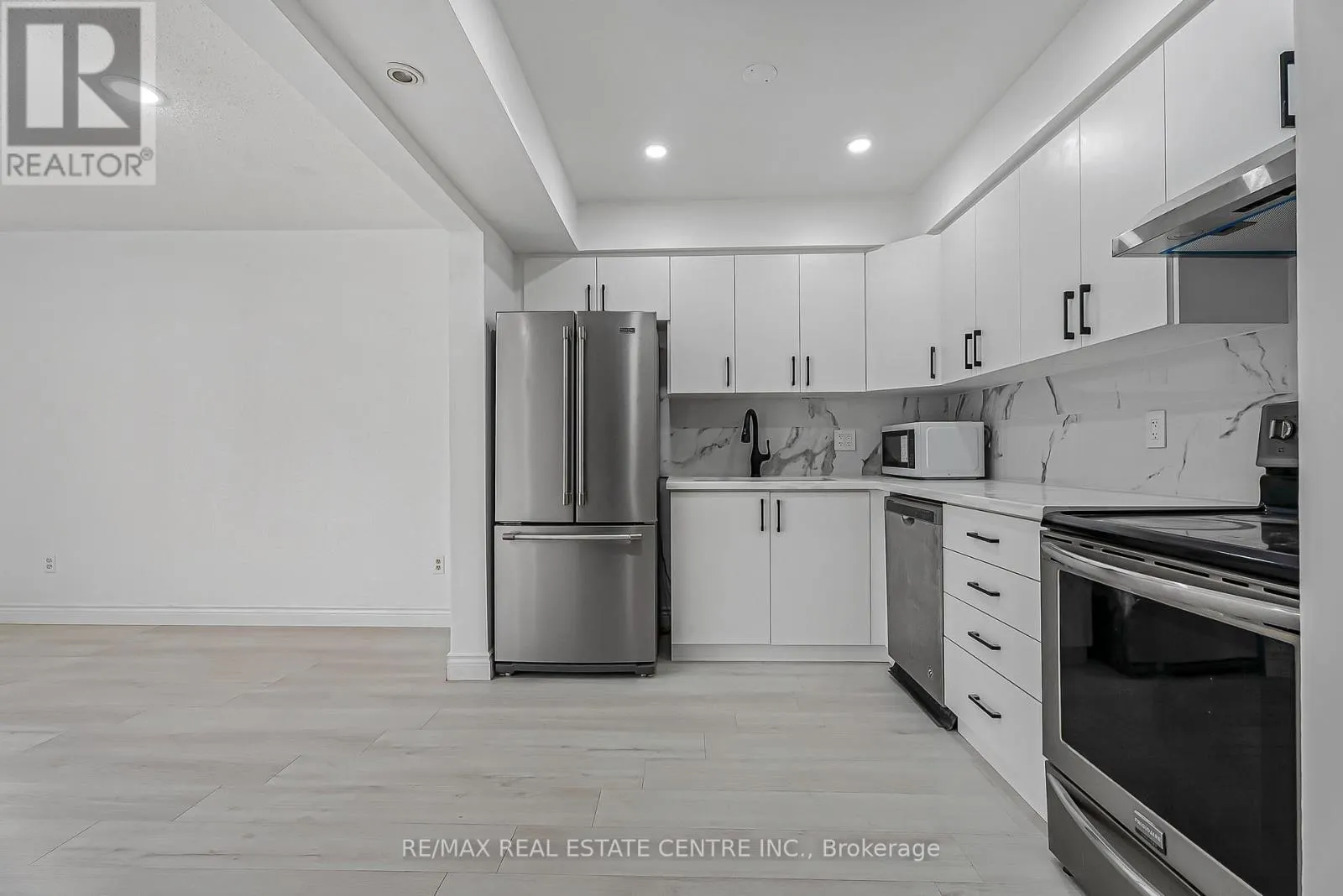 1 - 125 SEKURA CRESCENT