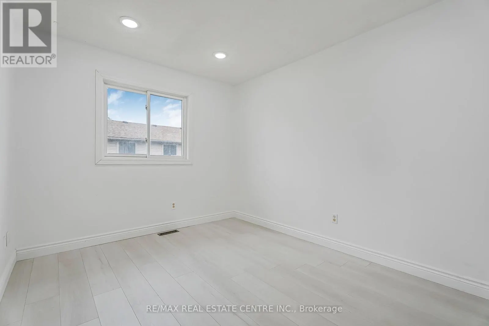1 - 125 SEKURA CRESCENT