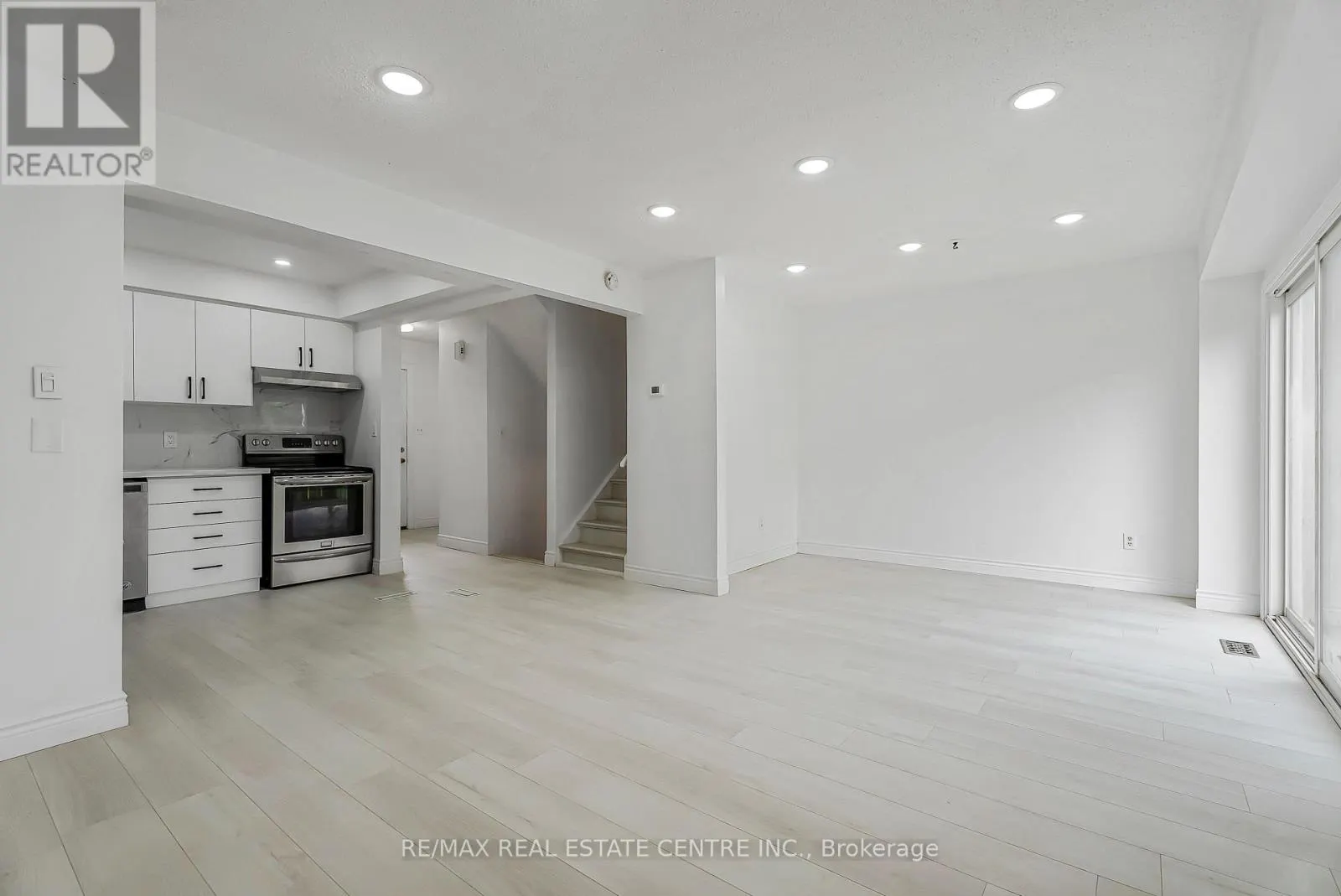 1 - 125 SEKURA CRESCENT