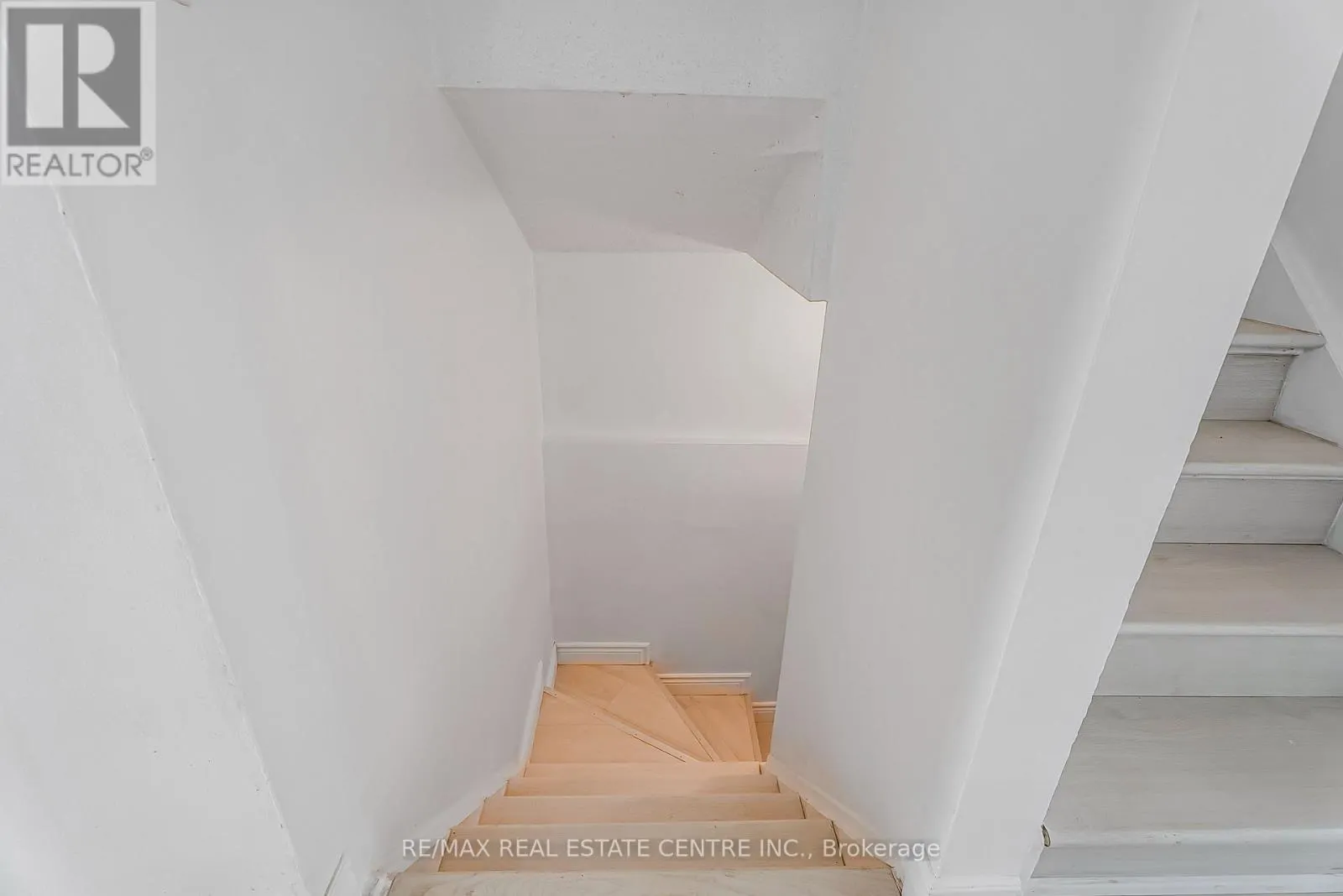 1 - 125 SEKURA CRESCENT