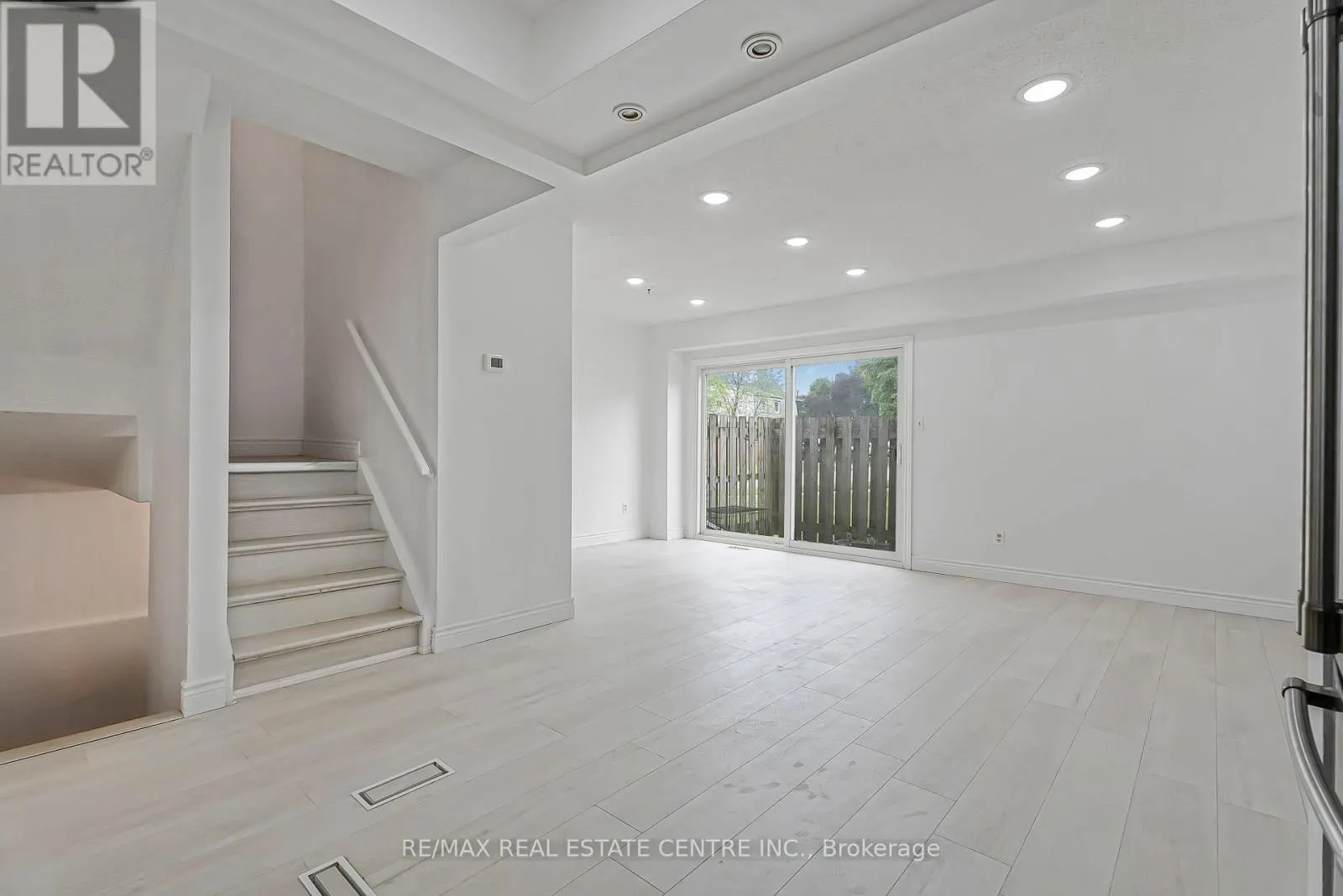 1 - 125 SEKURA CRESCENT