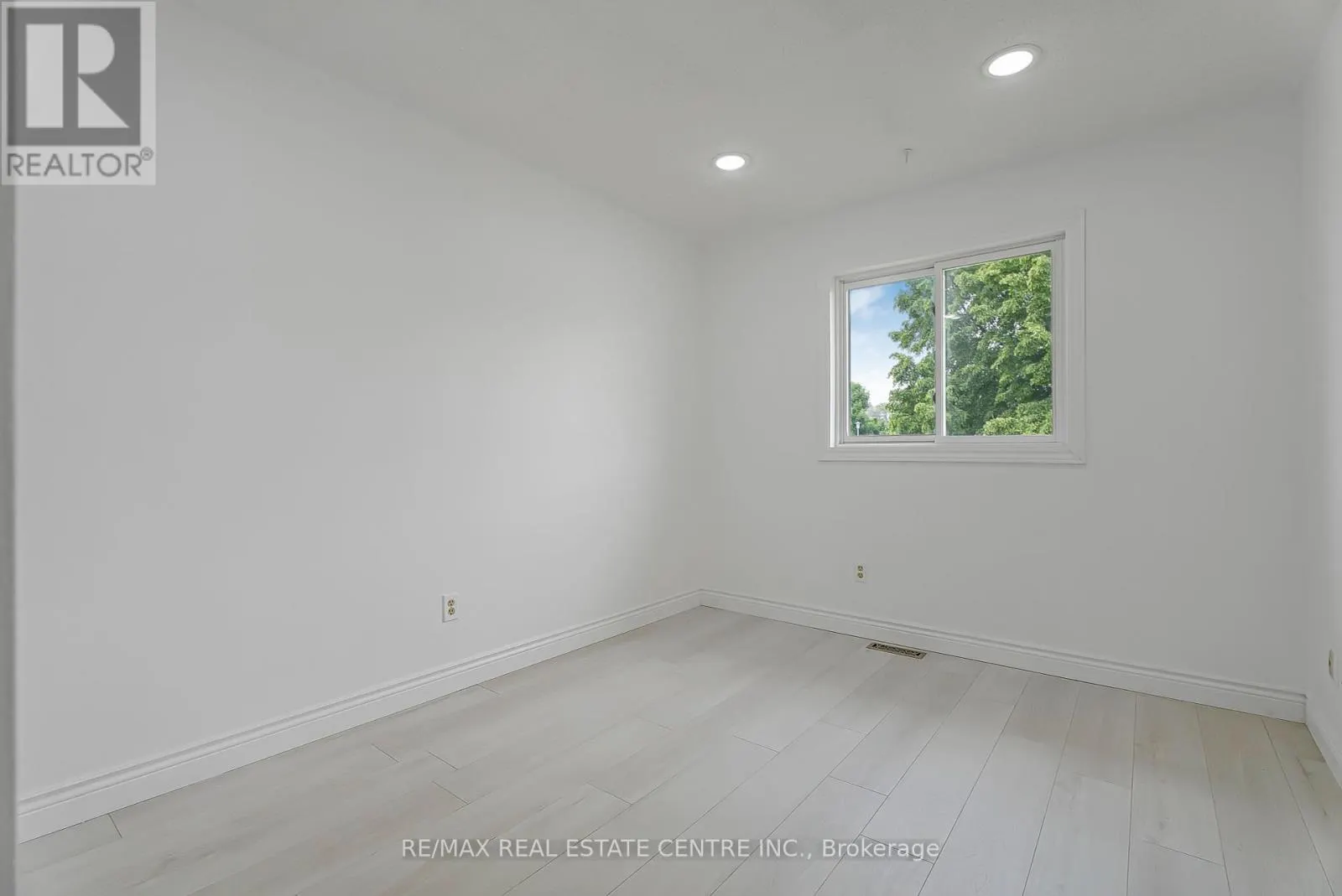 1 - 125 SEKURA CRESCENT