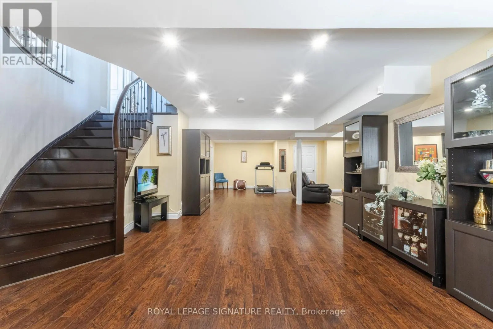 64 SEABREEZE CRESCENT