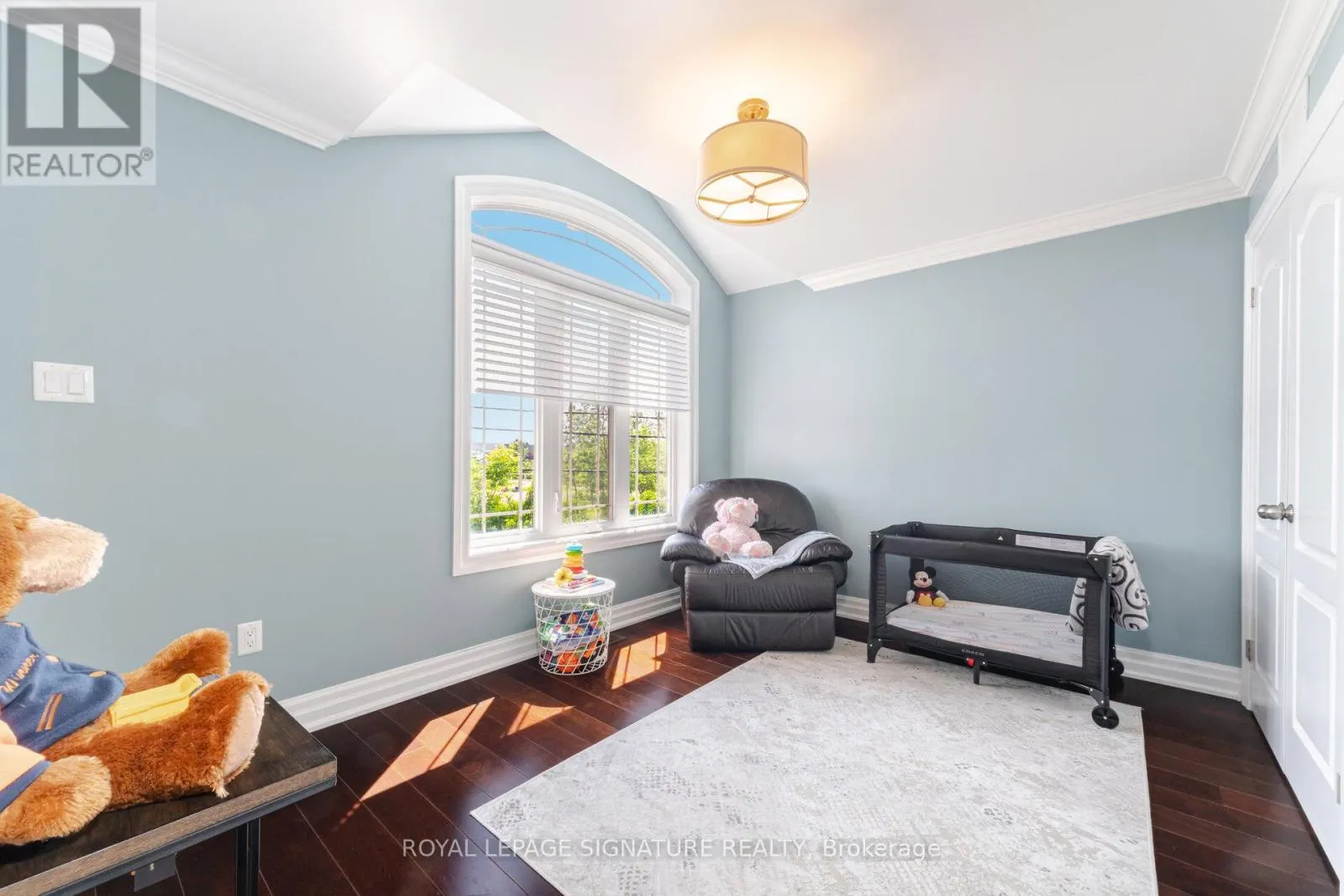 64 SEABREEZE CRESCENT