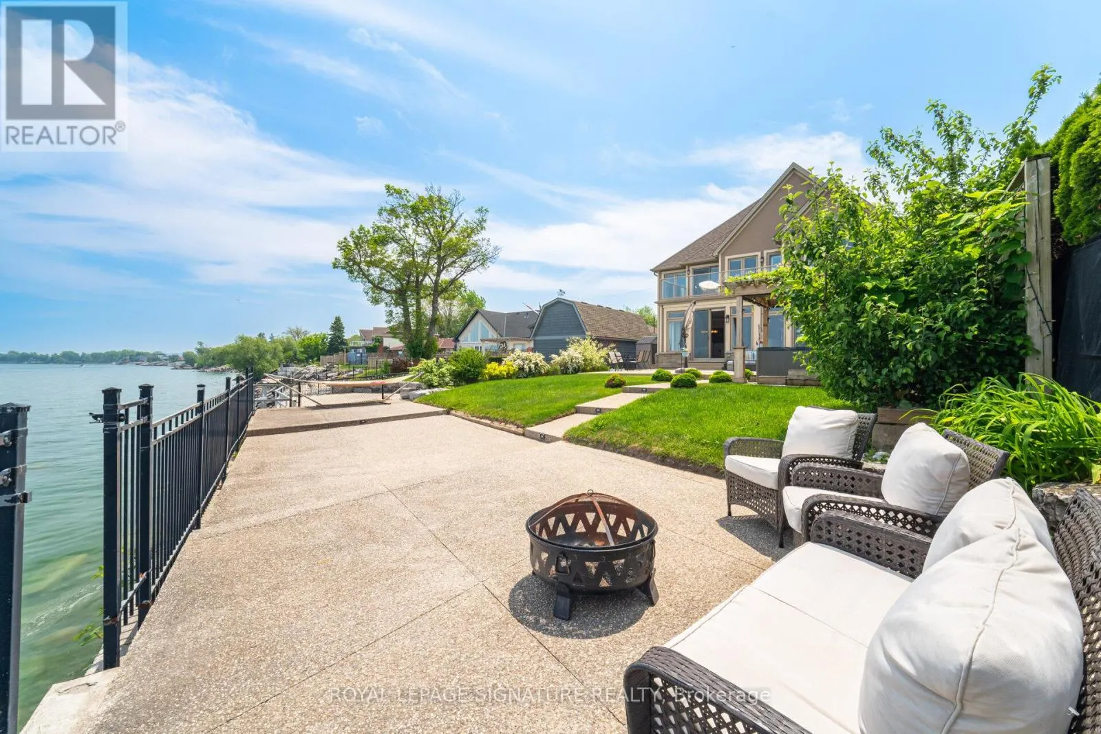 64 SEABREEZE CRESCENT