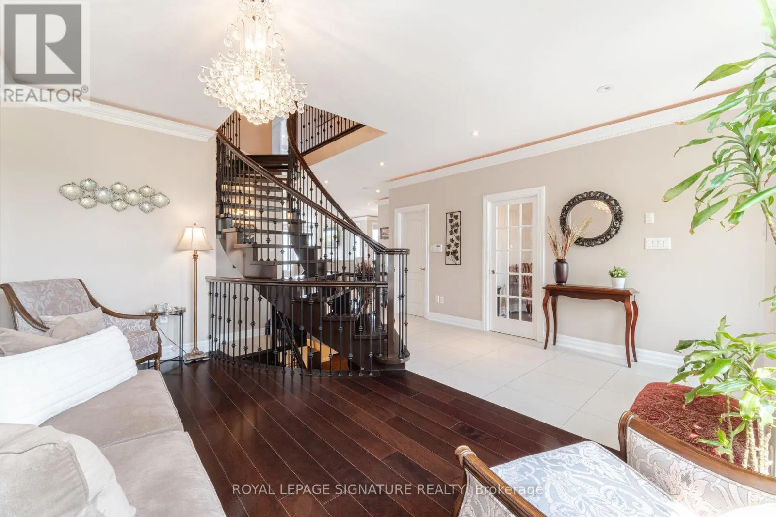 64 SEABREEZE CRESCENT