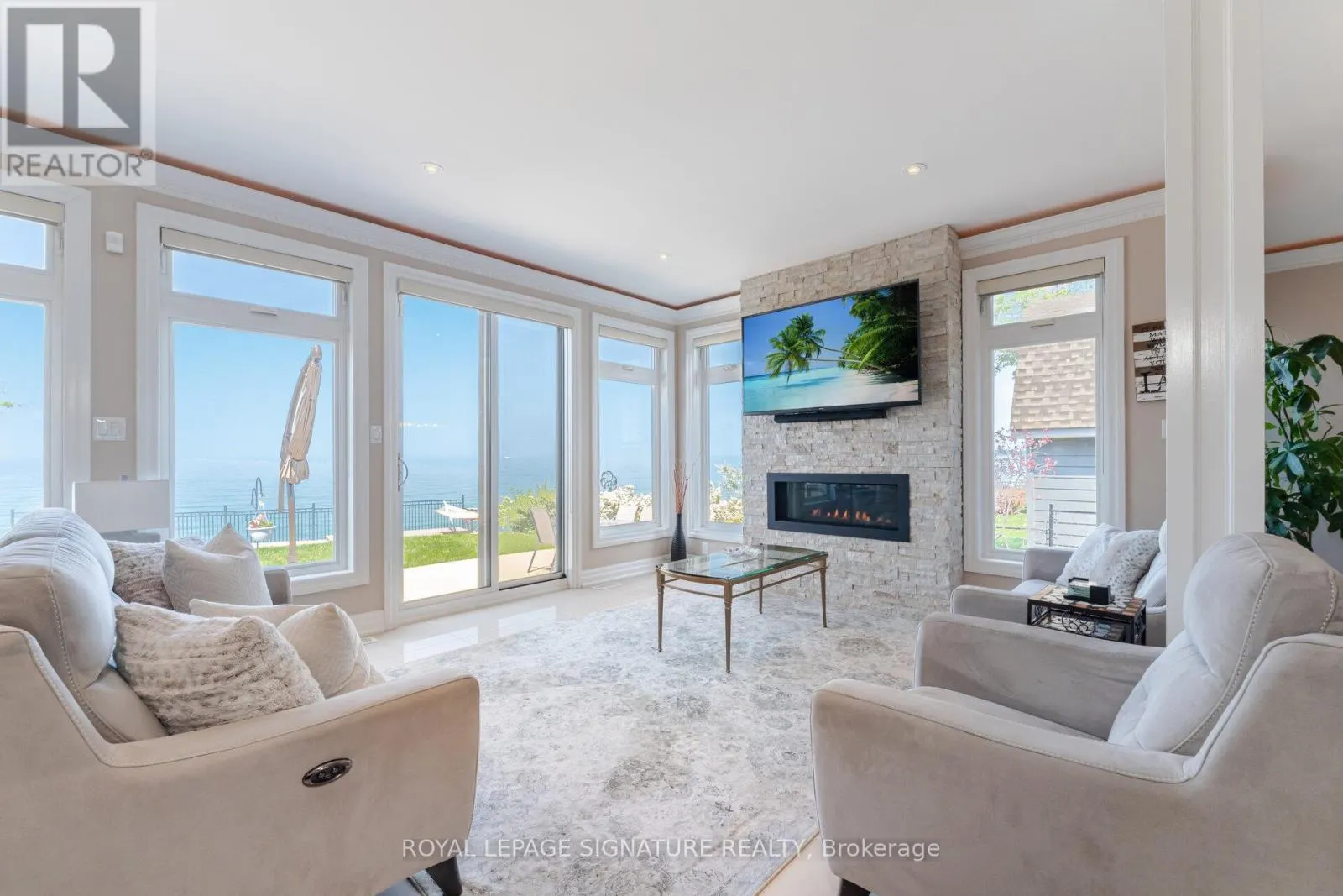 64 SEABREEZE CRESCENT