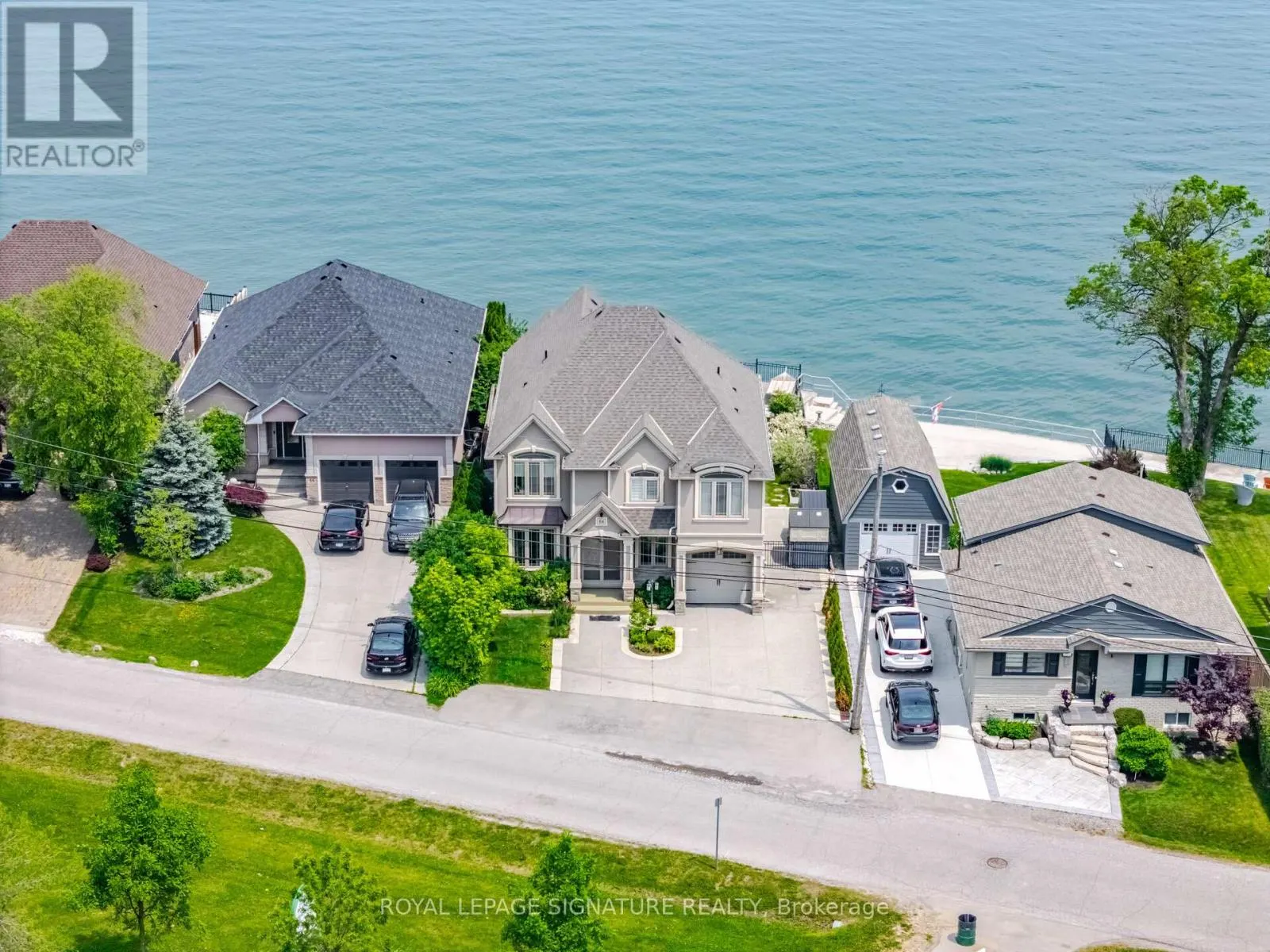 64 SEABREEZE CRESCENT