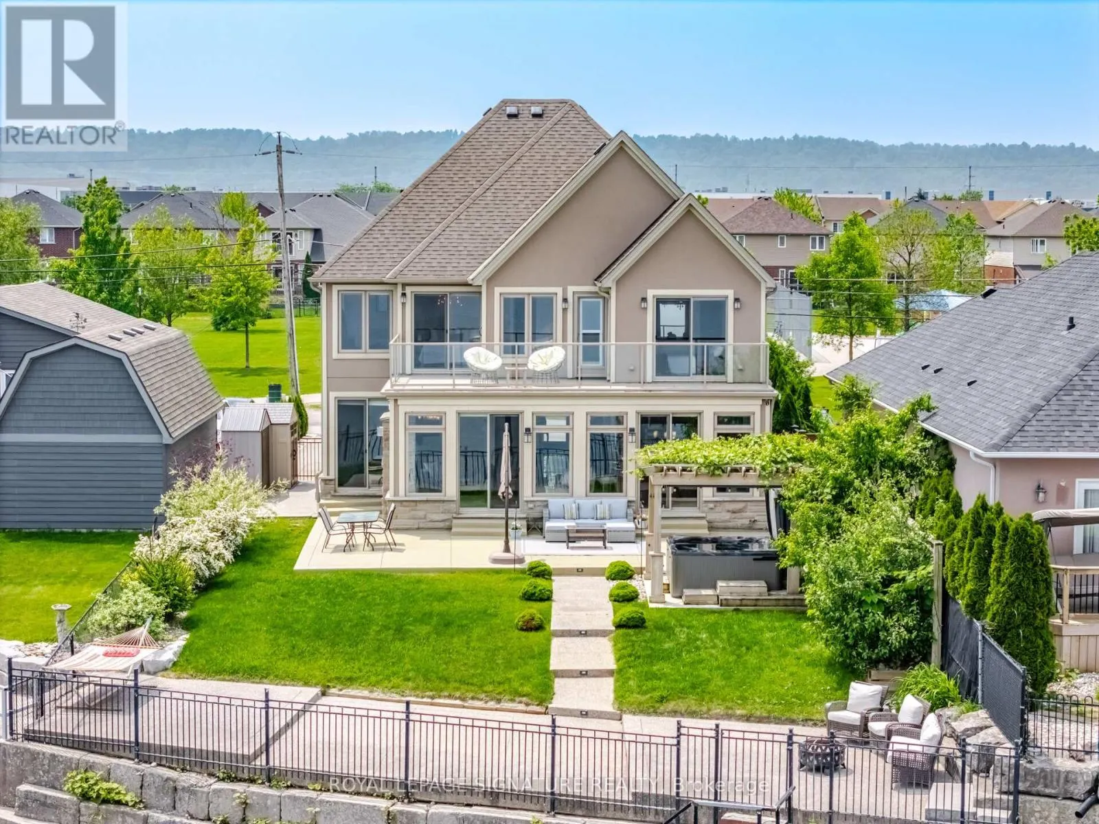 64 SEABREEZE CRESCENT