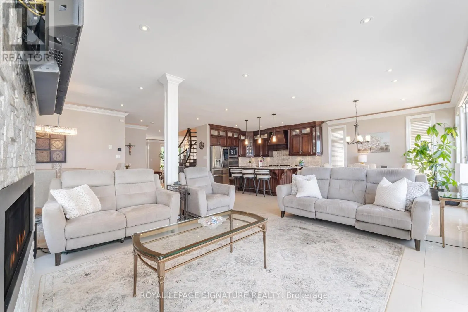 64 SEABREEZE CRESCENT