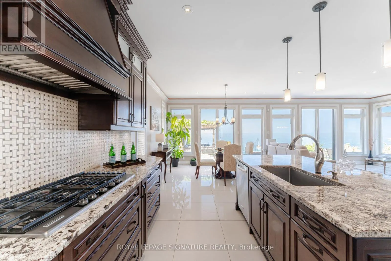 64 SEABREEZE CRESCENT