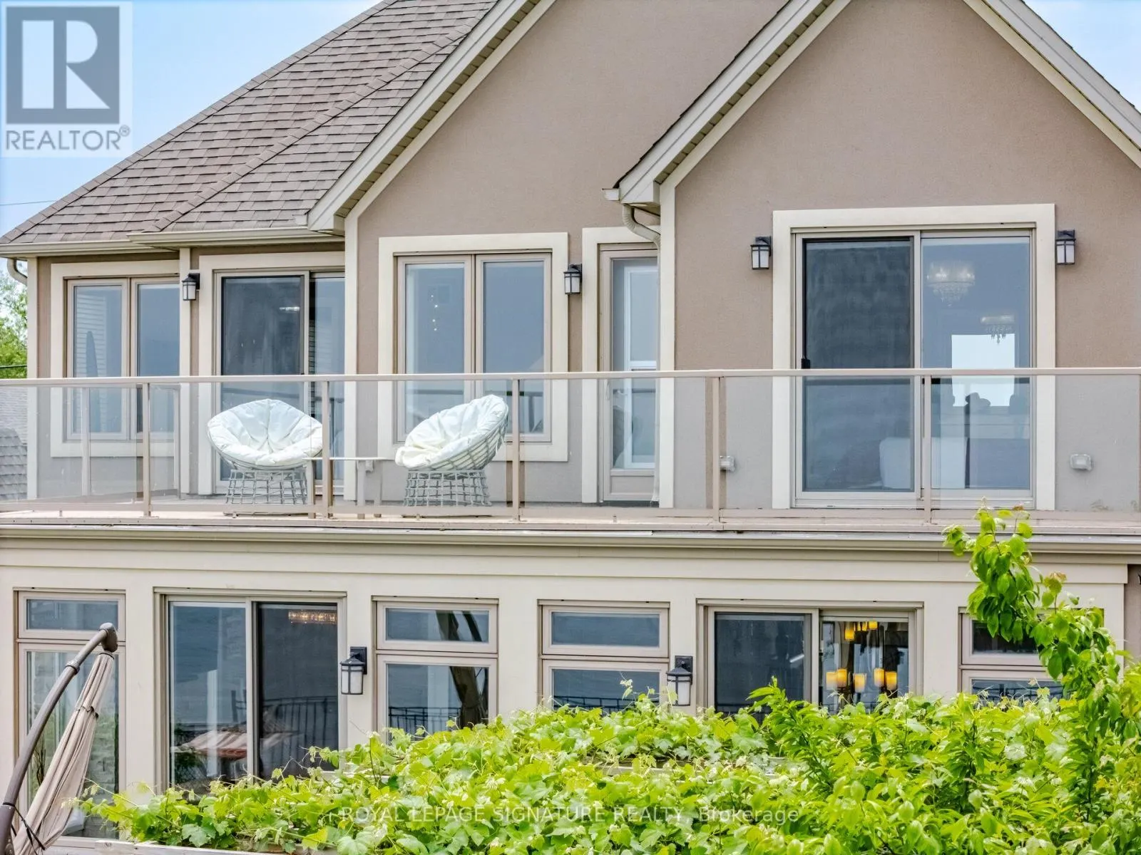 64 SEABREEZE CRESCENT