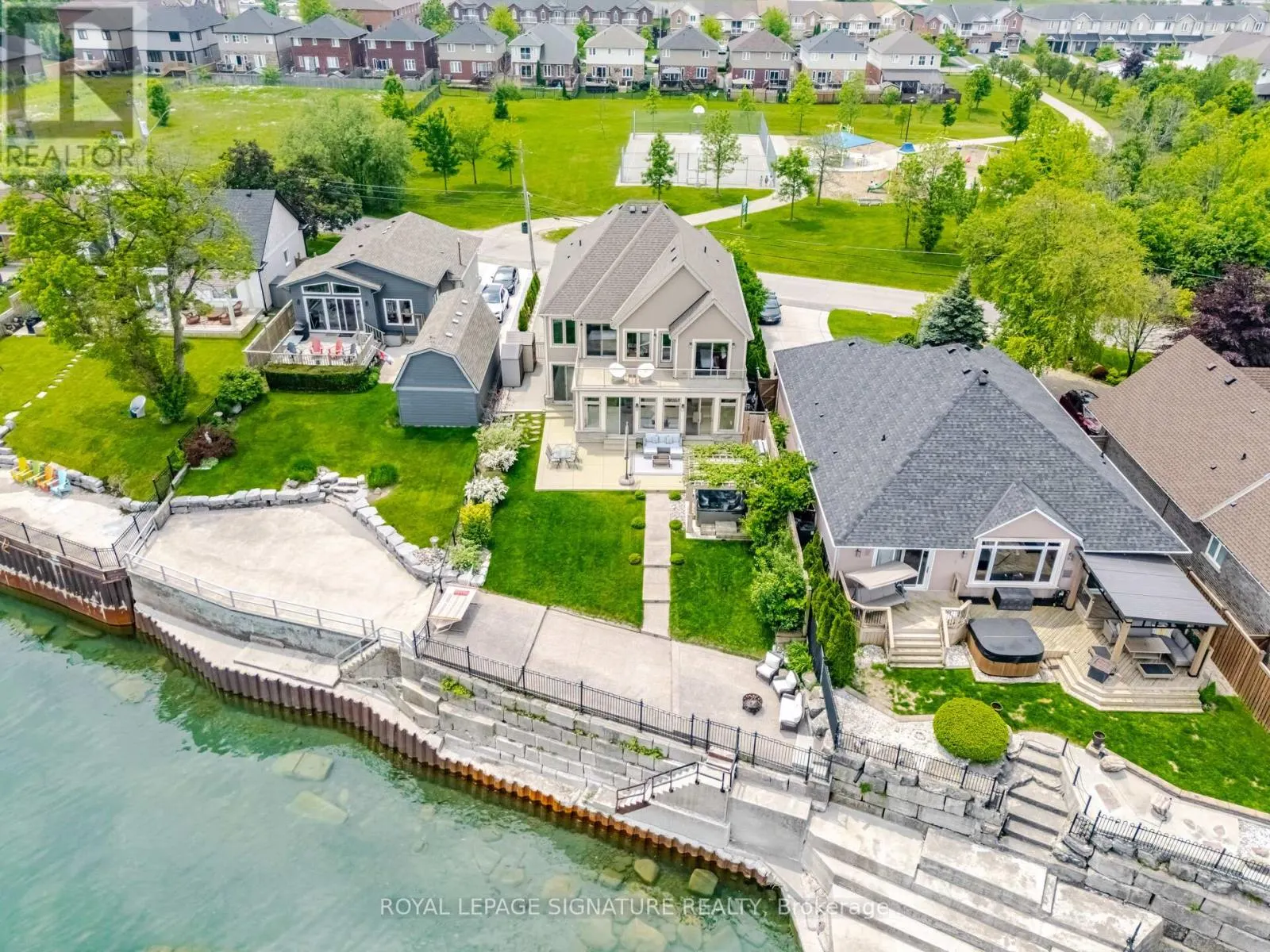 64 SEABREEZE CRESCENT