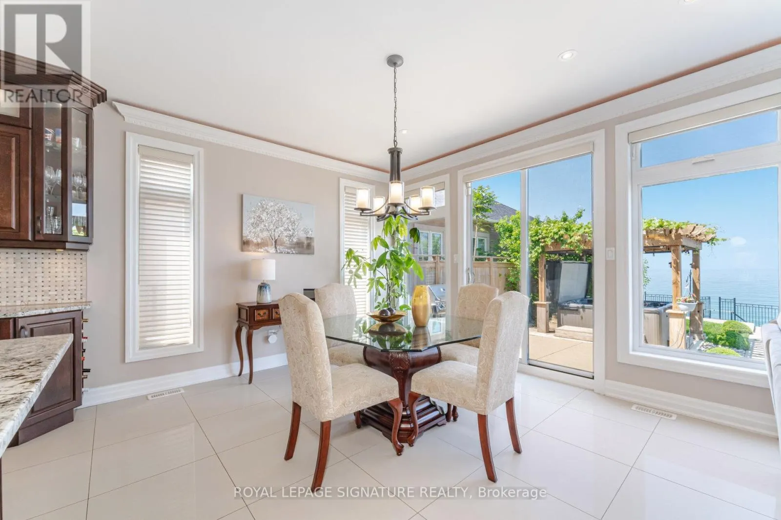 64 SEABREEZE CRESCENT