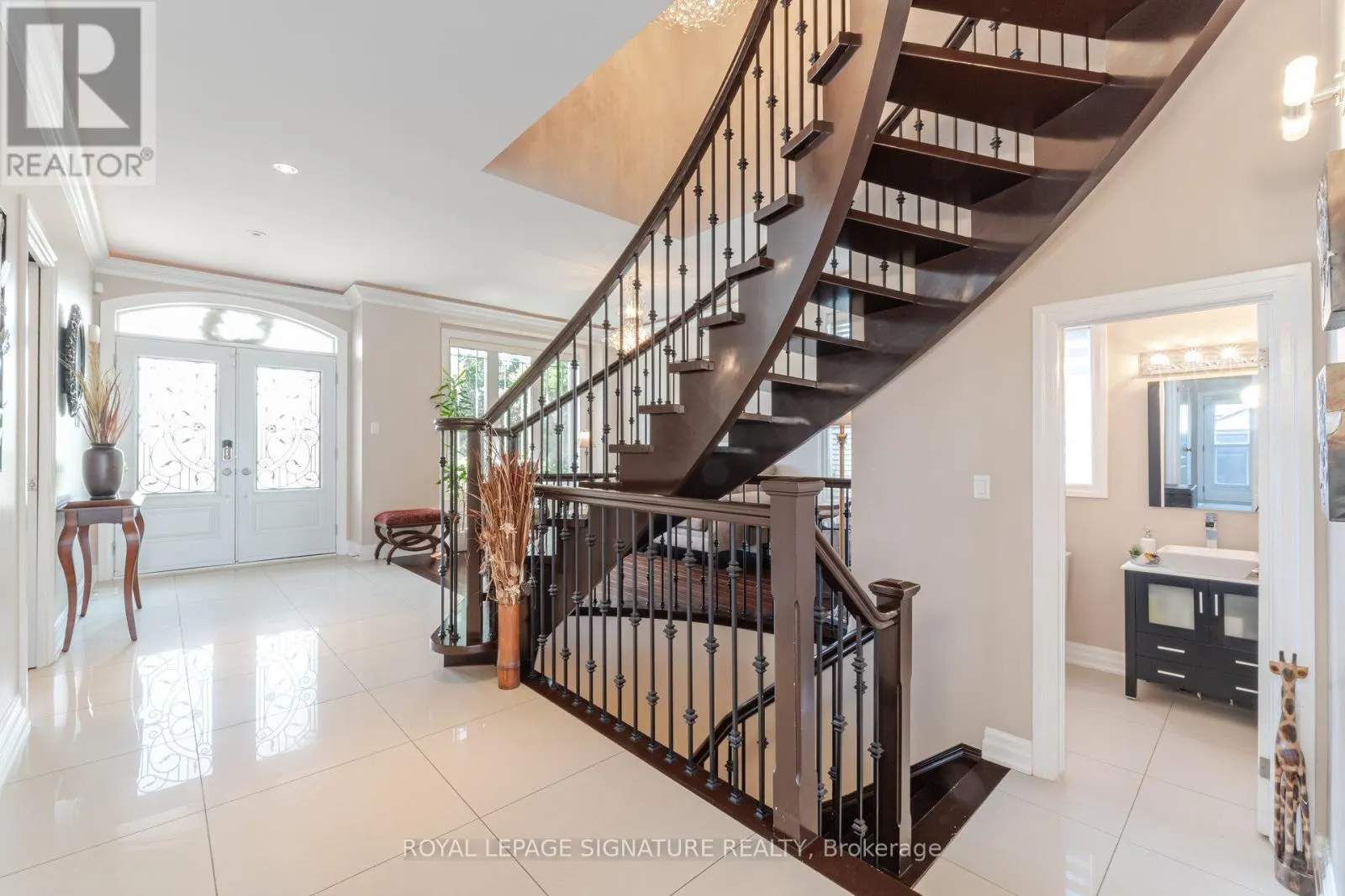 64 SEABREEZE CRESCENT