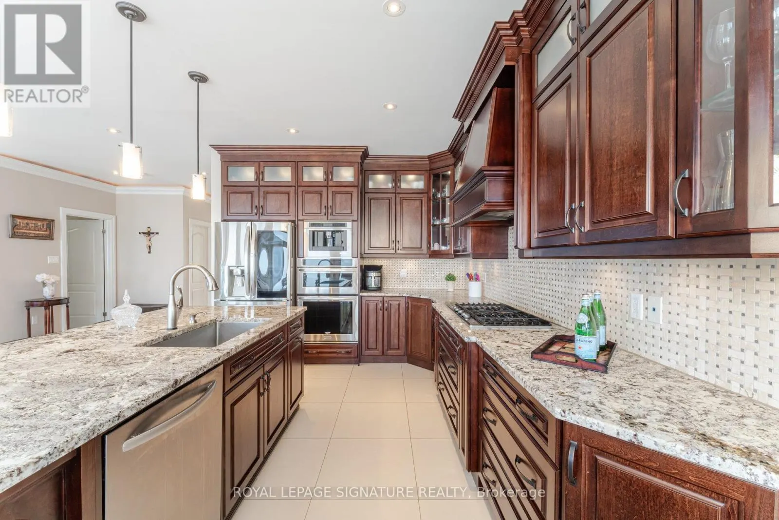 64 SEABREEZE CRESCENT