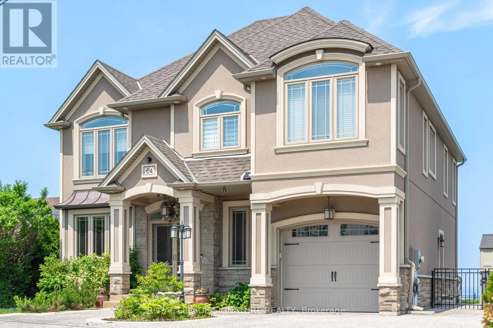 64 SEABREEZE CRESCENT